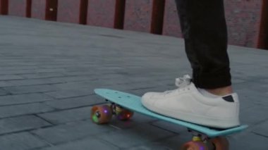 Hipster bir kadının kaykay sürüşünün el kamerası görüntüsü. 8 km 'de kırmızı helyum kamerayla çekilmiş.