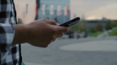 Kasabada cep telefonu kullanan adamın el kamerası görüntüsü. 8 km 'de kırmızı helyum kamerayla çekilmiş.