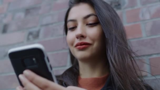 Vue Poche Femme Hipster Regardant Vers Bas Sur Son Téléphone — Video