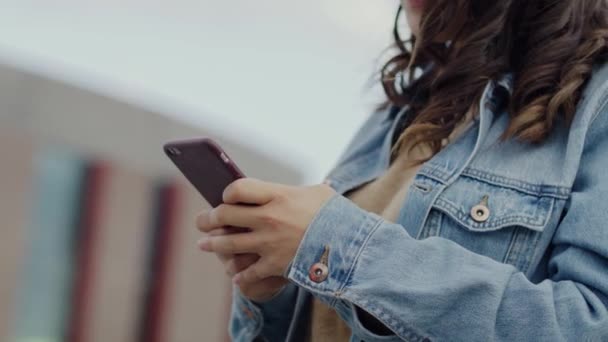 Handheld View Woman Holding Hand Modern Tablet Shot Red Helium — Stock Video