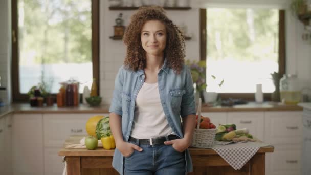Ritratto Donna Sorridente Nella Sua Cucina — Video Stock