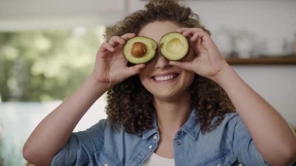 Cara Divertida Con Ojos Aguacate — Vídeos de Stock