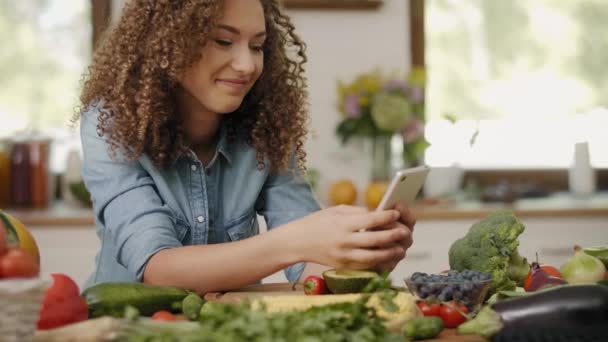 Усміхнена Жінка Мобільним Телефоном Кухні — стокове відео