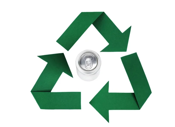 Σύμβολο Ανακύκλωσης Και Μεταλλικό Κουτί Λευκό Φόντο — Φωτογραφία Αρχείου