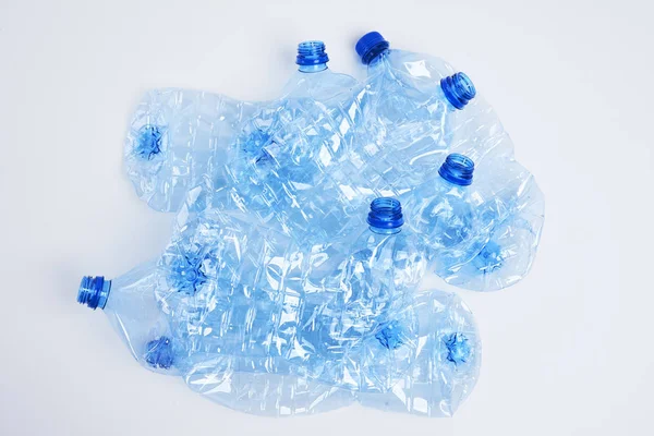 Bottiglie Plastica Schiacciate Sfondo Bianco — Foto Stock