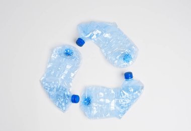 Plastik şişelerden yapılmış geri dönüşüm sembolü 