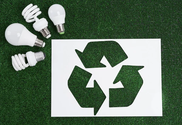 Σύμβολο Ανακύκλωσης Και Ενεργειακά Αποδοτικός Λαμπτήρας — Φωτογραφία Αρχείου