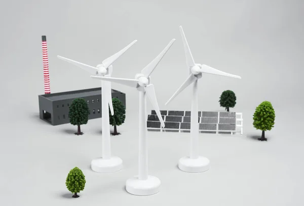 Drei Windkraftanlagen Und Solarmodul Auf Weißem Hintergrund — Stockfoto