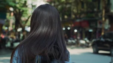 Sırt çantasıyla seyahat eden Vietnamlı kadının el kamerası görüntüsü. 8 km 'de kırmızı helyum kamerayla çekilmiş.  