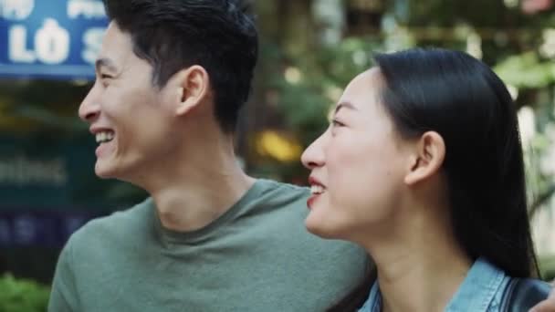 Şehirde Yürüyen Vietnamlı Bir Çiftin Kamerası Görüntüsü Kırmızı Helyum Kamerayla — Stok video