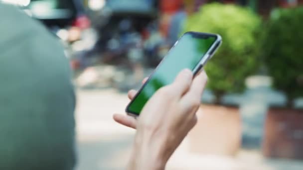 Ruční Pohled Muže Používajícího Zelenou Obrazovku Mobilního Telefonu Městě Snímek — Stock video
