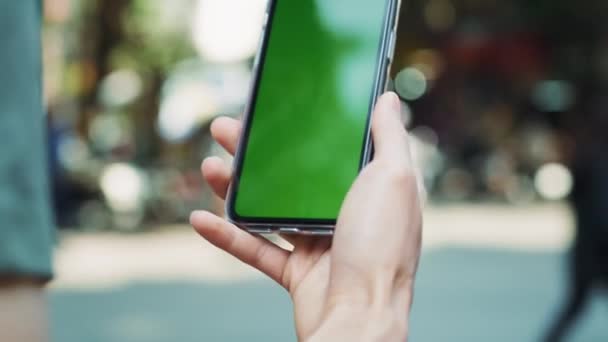 Vista Portátil Homem Segurando Telefone Inteligente Tela Verde Tiro Com — Vídeo de Stock