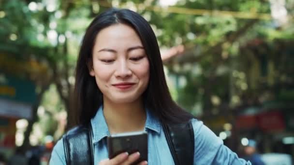 Handheld Weergave Van Vrouw Met Behulp Van Mobiele Telefoon Als — Stockvideo