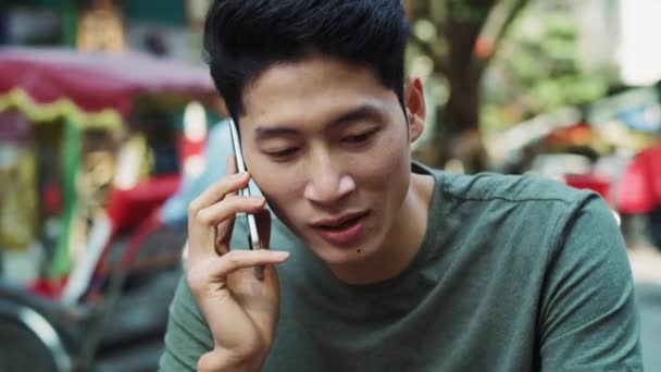 Handheld Beeld Van Vietnamese Man Aan Telefoon Neergeschoten Met Red — Stockvideo