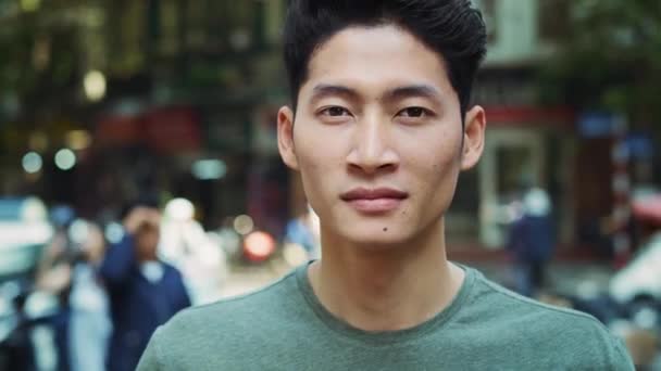 Şehirdeki Vietnamlı Genç Adamın Kamerasıyla Çekilmiş Videoları Kırmızı Helyum Kamerayla — Stok video