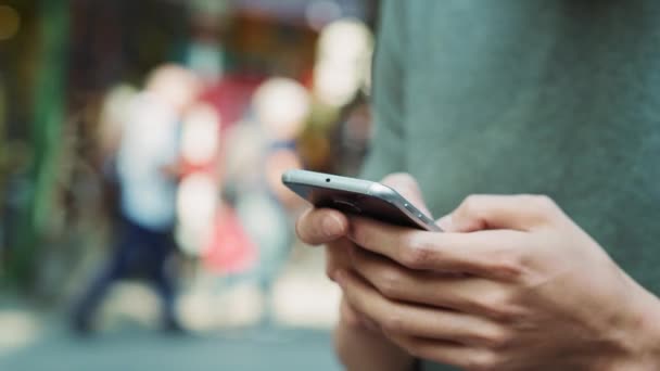 Vista Mano Del Hombre Navegando Por Teléfono Móvil Fotografía Con — Vídeos de Stock