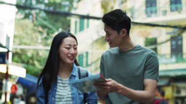 Kağıt haritalı turistlerin el kamerası görüntüsü. 8 km 'de kırmızı helyum kamerayla çekilmiş. 