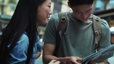 Ziyaret etmek için ilginç yerler arayan çiftlerin el kamerası görüntüsü. 8 km 'de kırmızı helyum kamerayla çekilmiş.