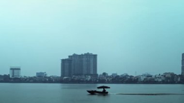 Alacakaranlıktaki Hanoi şehrinin el feneri manzarası. 8 km 'de kırmızı helyum kamerayla çekilmiş. 