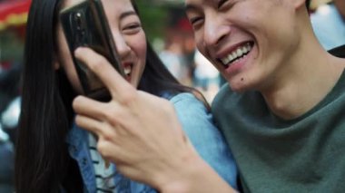 Genç çiftin selfie çekerken el kamerasıyla çekilmiş görüntüsü. 8 km 'de kırmızı helyum kamerayla çekilmiş.    