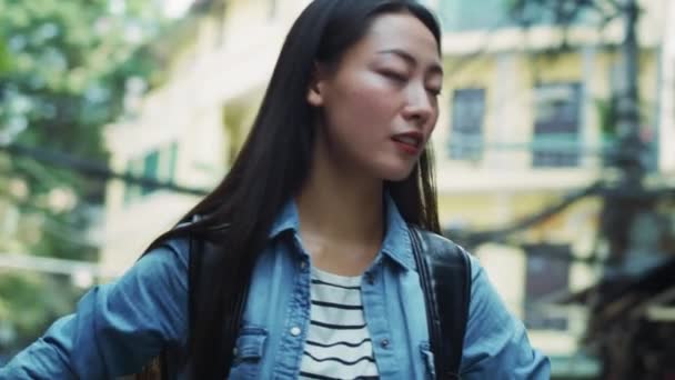 Sırt Çantasıyla Seyahat Eden Vietnamlı Kadının Kamerası Görüntüsü Kırmızı Helyum — Stok video