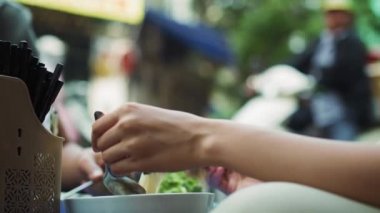 Po çorbası içen bir kadının el kamerası görüntüsü. 8 km 'de kırmızı helyum kamerayla çekilmiş. 