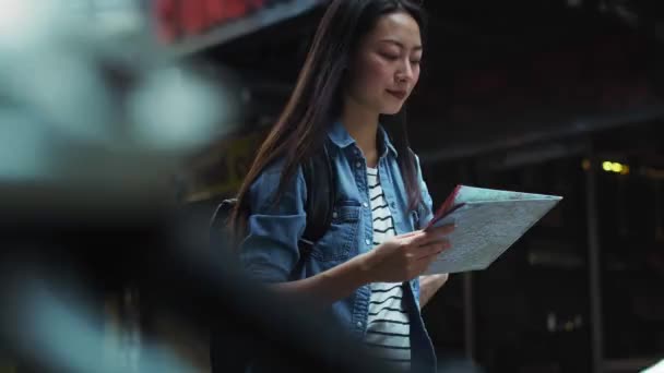 Vue Main Touriste Regardant Les Directions Carte Tourné Avec Caméra — Video