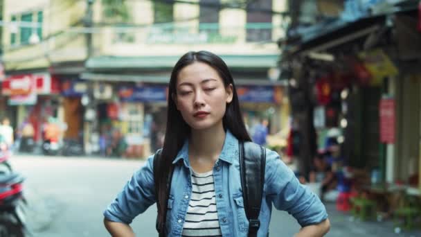 Şehirdeki Vietnamlı Genç Bir Kadının Kamerası Görüntüsü Kırmızı Helyum Kamerayla — Stok video