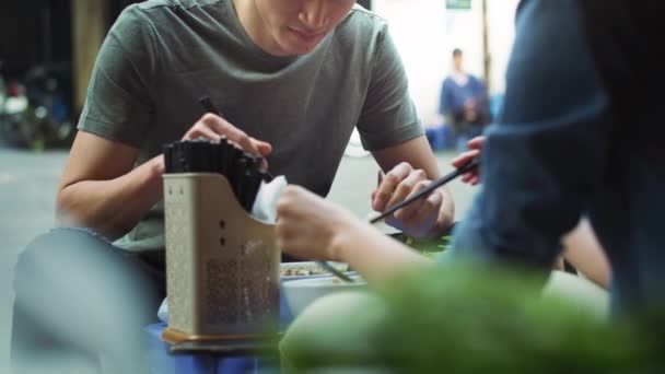 Handheld Ansicht Eines Paares Das Vietnamesisches Essen Genießt Aufnahme Mit — Stockvideo