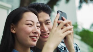 Cep telefonu kullanan Vietnamlı bir çiftin el kamerası görüntüsü. 8 km 'de kırmızı helyum kamerayla çekilmiş.