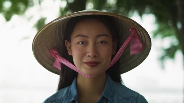 Vietnamlı Genç Bir Kadının Kamerasıyla Çekilmiş Videoları Kırmızı Helyum Kamerayla — Stok video