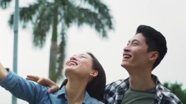 Vietnamlı bir çiftin birlikte mutlu vakit geçirmesi. 8 km 'de kırmızı helyum kamerayla çekilmiş.