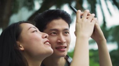 Cep telefonlu Vietnamlı çiftin el kamerası görüntüsü. 8 km 'de kırmızı helyum kamerayla çekilmiş.