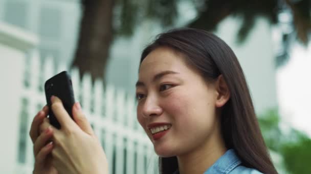 Handheld Weergave Van Vietnamese Vrouw Met Behulp Van Smartphone Neergeschoten — Stockvideo