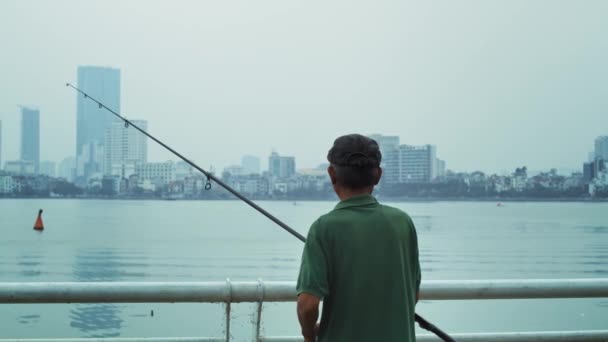 Kézi Nézet Idős Ember Horgászatáról Vörös Hélium Kamerával Ban — Stock videók