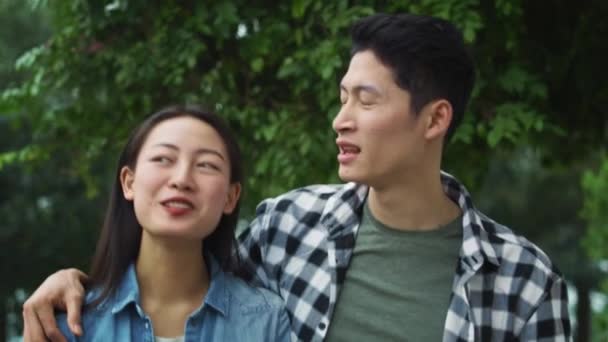Handheld Ansicht Eines Vietnamesischen Jungen Paares Das Frischer Luft Spaziert — Stockvideo