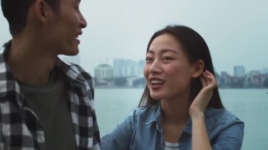 Vietnamlı bir kadının erkek arkadaşıyla konuşmasının el kamerası görüntüsü. 8 km 'de kırmızı helyum kamerayla çekilmiş.