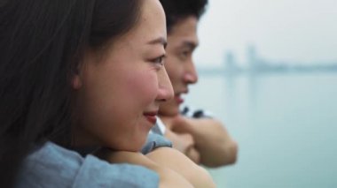 Aynı yöne bakan Vietnamlı çiftin el kamerasıyla çekilmiş görüntüsü. 8 km 'de kırmızı helyum kamerayla çekilmiş.