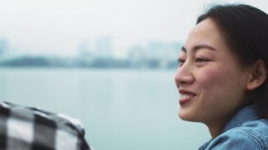Vietnamlı çiftin gülüşünü el kamerasıyla izlemek. 8 km 'de kırmızı helyum kamerayla çekilmiş.