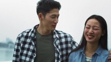Vietnamlı genç çiftin harika vakit geçirdiği el kamerasıyla görülüyor. 8 km 'de kırmızı helyum kamerayla çekilmiş.
