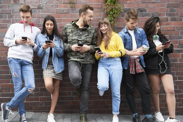 Groep Jongeren Die Naar Hun Mobiele Telefoon Kijken — Stockfoto