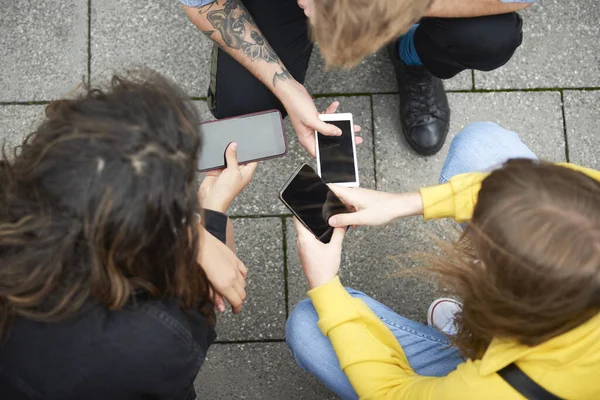 Hoge Hoek Uitzicht Van Vrienden Met Mobiele Telefoon — Stockfoto