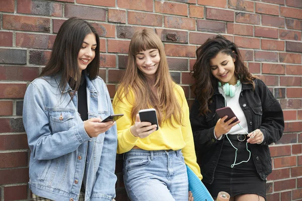 Lachen Veel Tijdens Het Gebruik Van Mobiele Telefoon — Stockfoto