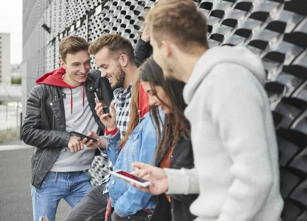 Group Young People Mobile Phone City — Stock Photo, Image