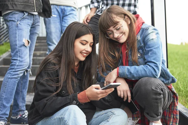 Δύο Νεαρών Γυναικών Εξετάζοντας Κινητό Τηλέφωνο — Φωτογραφία Αρχείου