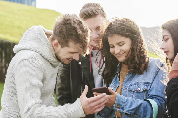 Happy Vrienden Kijken Naar Mobiele Telefoon — Stockfoto