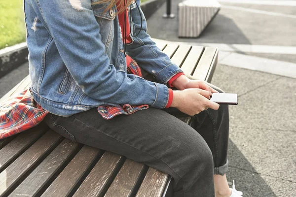 Vista Laterale Giovane Donna Con Cellulare — Foto Stock