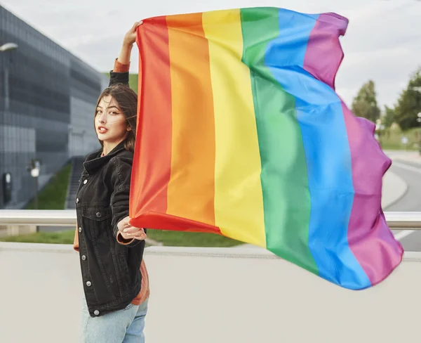 Portret Van Een Jonge Vrouw Met Regenboogvlag — Stockfoto