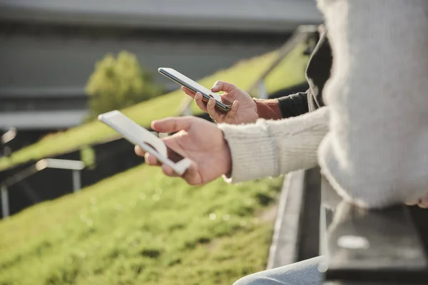 Close Couple Mobile Phone — Stock Photo, Image