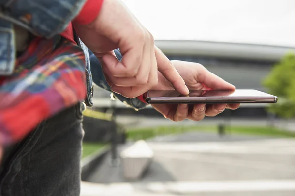 Close Van Jonge Vrouw Sms Telefoon — Stockfoto